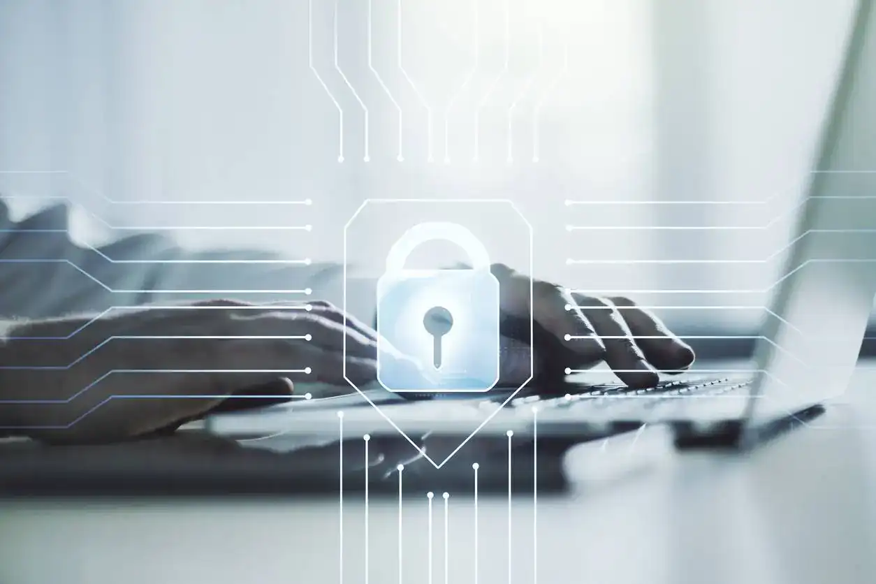 مراقبة، تحديث وحماية أنظمة تقنية المعلومات لضمان عمليات آمنة